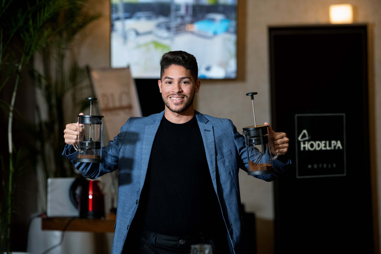 Invitados participando en una cata de café en un hotel en Santo Domingo, República Dominicana