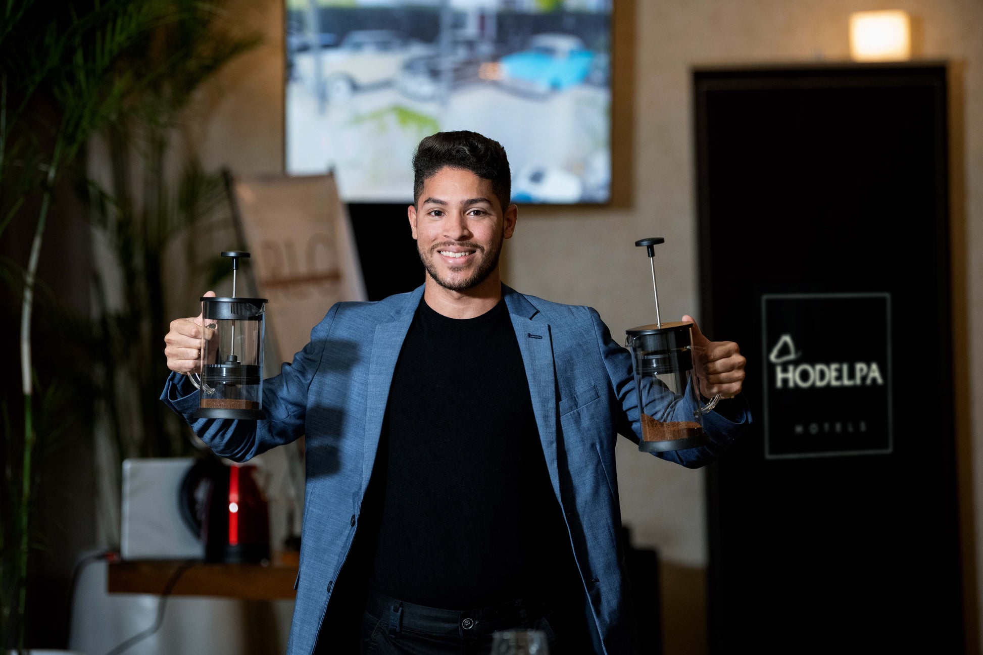 Invitados participando en una cata de café en un hotel en Santo Domingo, República Dominicana